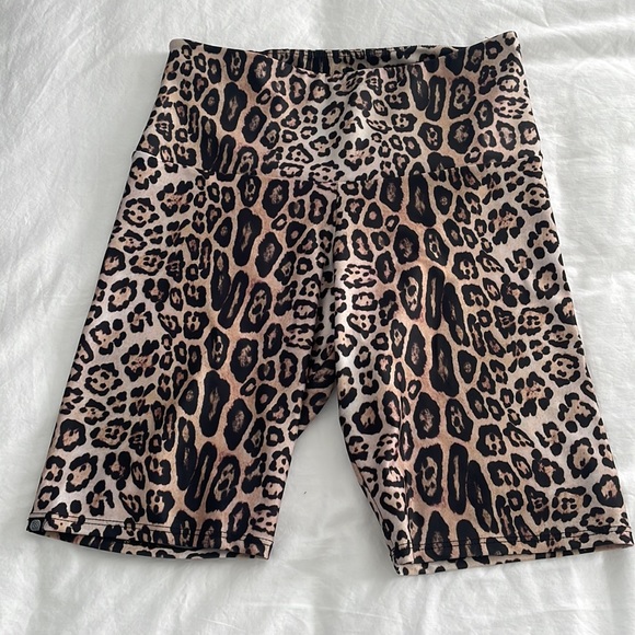 Onzie Leopard Biker Shorts - Picture 6 of 6